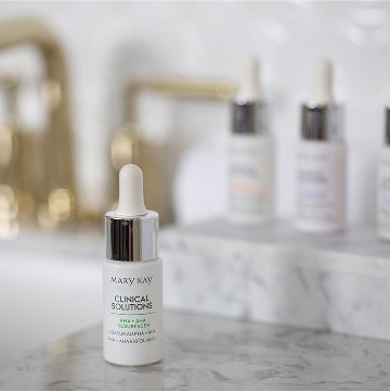 Der Mary Kay Clinical Solutions PHA + AHA Resurfacer Booster steht auf einem Marmor Untergrund - im Hintergrund sind unscharf weitere Clinical Solutions Booster von Mary Kay zu sehen