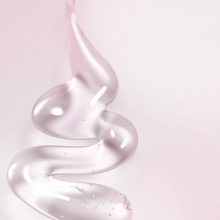 Ein Klecks des Mary Kay Mattifying Cleanser f&uuml;r Mischhaut und fettige Haut auf einem violetten Untergrund
