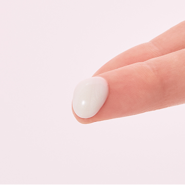 Nahaufnahme von zwei Fingern mit einem Tropfen Serum