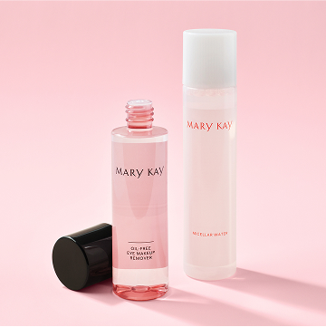 Eine ge&ouml;ffnete Flasche Mary Kay Oil-Free Eye Makeup Remover und eine Flasche Mary Kay Micellar Water vor einem rosa Hintergrund