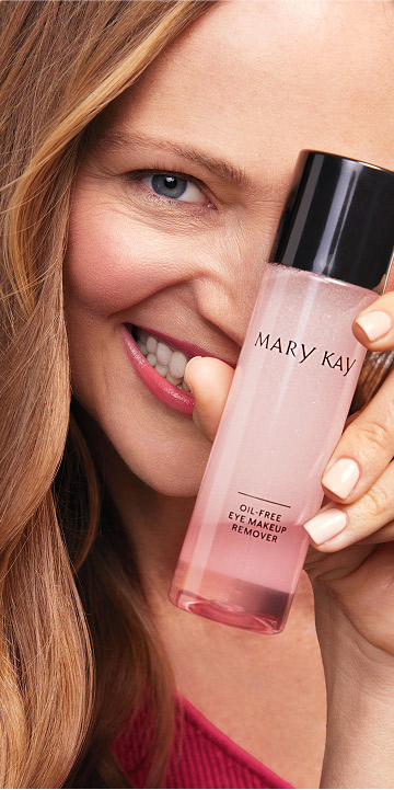 Nahaufnahme einer Frau, die den Oil-Free Eye Makeup Remover von Mary Kay vor ihr Gesicht h&auml;lt