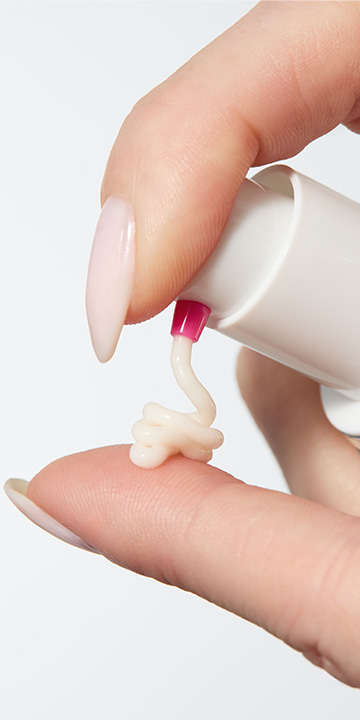 Eine Hand pumpt Mary Kay Clinical Solutions Barrier Restore 1:1:3 auf einen Finger