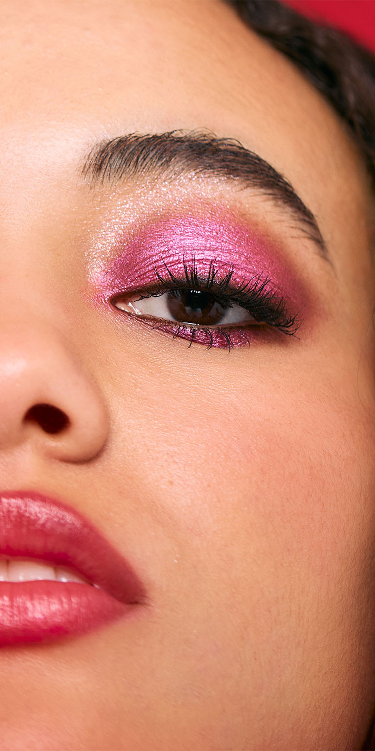 Nahaufnahme eines Models mit limitierter Mary Kay Lidschattenpalette in Outer Glow