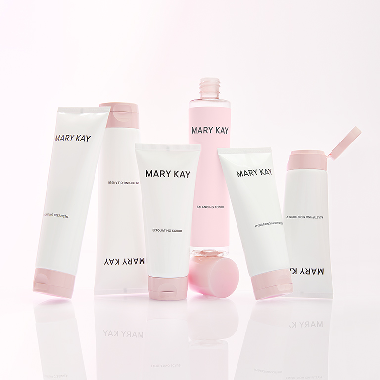 Hautpflege-Produkte aus der Mary Kay Skin Care Kollektion: Mattifying Cleanser, Hydrating Cleanser, Exfoliating Scrub, Balancing Toner, Mattifying Moisturizer, Hydrating Moisturizer