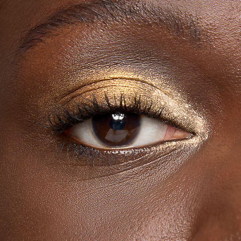 Nahaufnahme eines Models mit limitierter Mary Kay Lidschattenpalette in Inner Fire