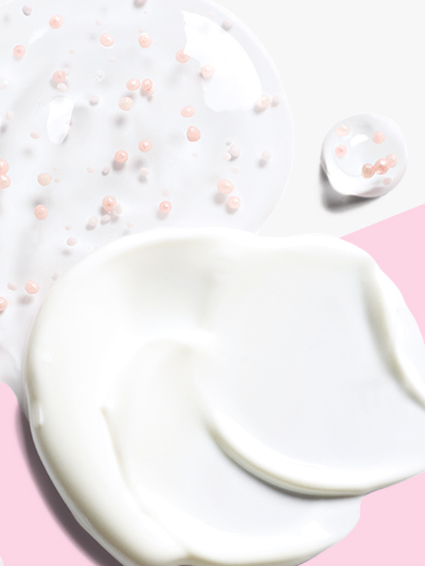 Kleckse der Tagespflege mit Lichtschutzfaktor und der Nachtpflege aus dem Mary Kay TimeWise Wunder-Set auf einem wei&szlig;en und rosa Hintergrund