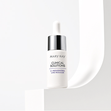 Der Mary Kay Clinical Solutions Vitamin C + Resveratrol Line-Reducer Booster steht auf einer wei&szlig;en geometrischen Form
