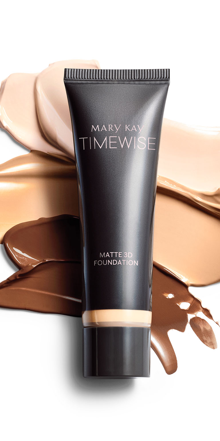 Die Mary Kay TimeWise Matte 3D Foundation in einer hellen Shade sowie Kleckse von drei weiteren Farbt&ouml;nen der Foundation