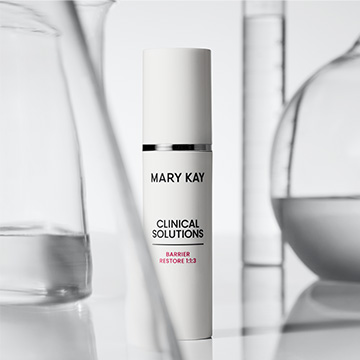Der Mary Kay Clinical Solutions Barrier Restore 1:1:3 in einem Labor-Setting, umgeben von Reagenzgl&auml;sern