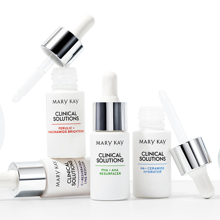 Die vier &bdquo;Booster&ldquo; aus der Clinical Solutions Gesichtspflegelinie von Mary Kay: HA + Ceramide Hydrator, Ferulic + Niacinamide Brightener, PHA + AHA Resurfacer, C + Resveratrol Line-Reducer