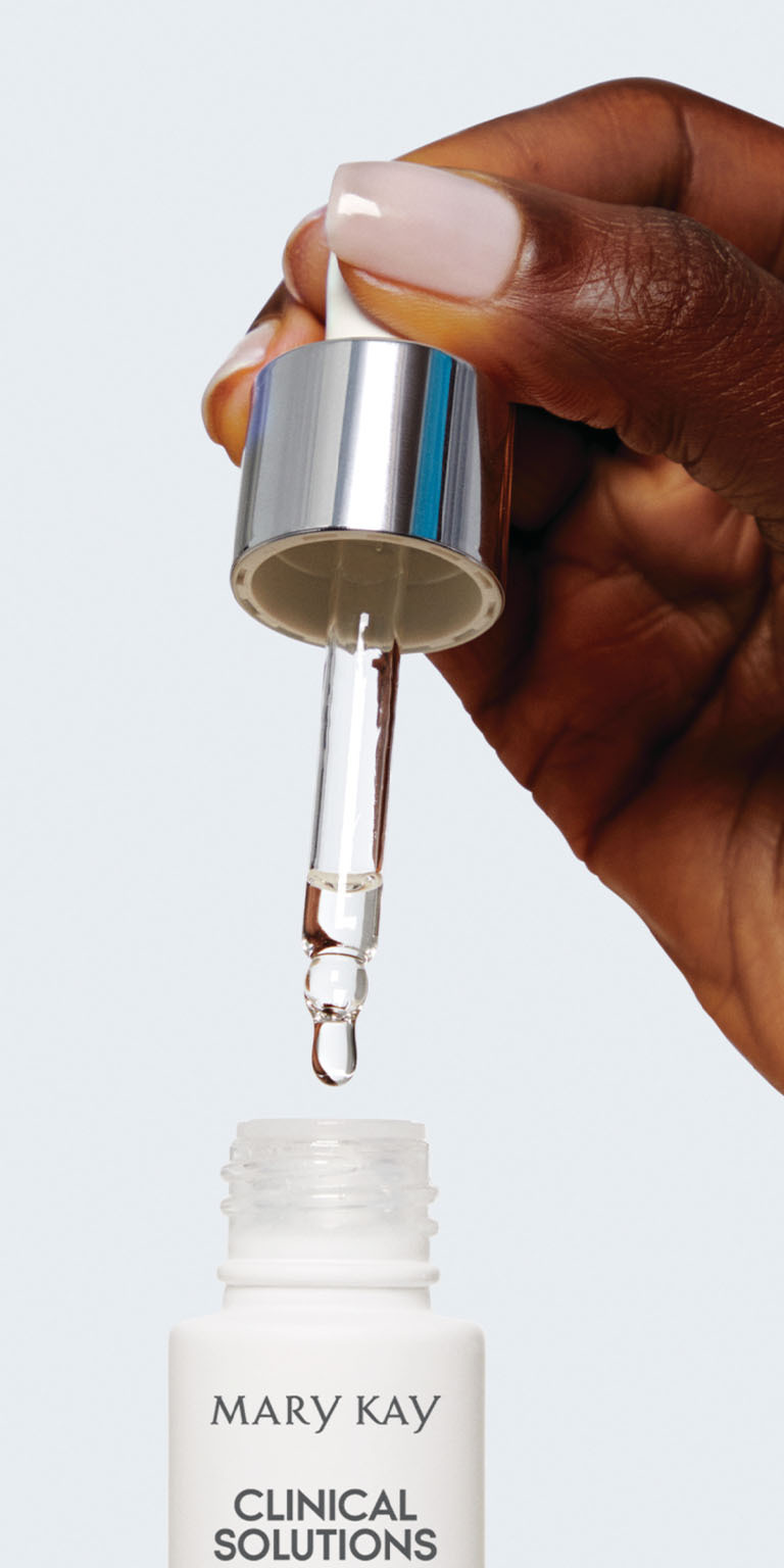 Nahaufnahme einer Hand, die mit einer Pipette einen Tropfen eines Mary Kay Clinical Solutions Booster aus dem Fl&auml;schchen entnimmt