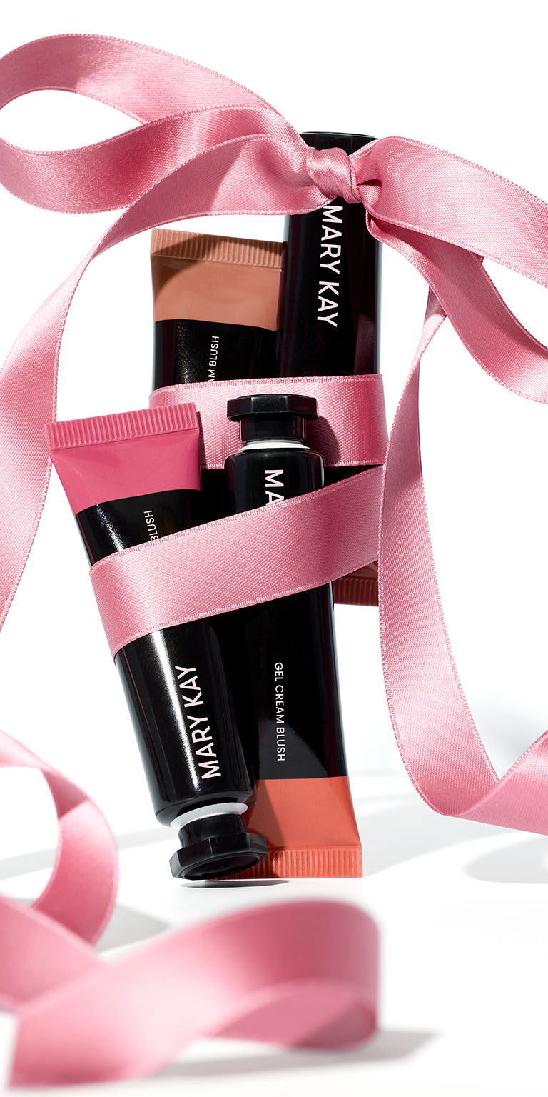 Vier Tuben des limitierten Mary Kay Gel Cream Blush, umwickelt mit rosa Schleifenband
