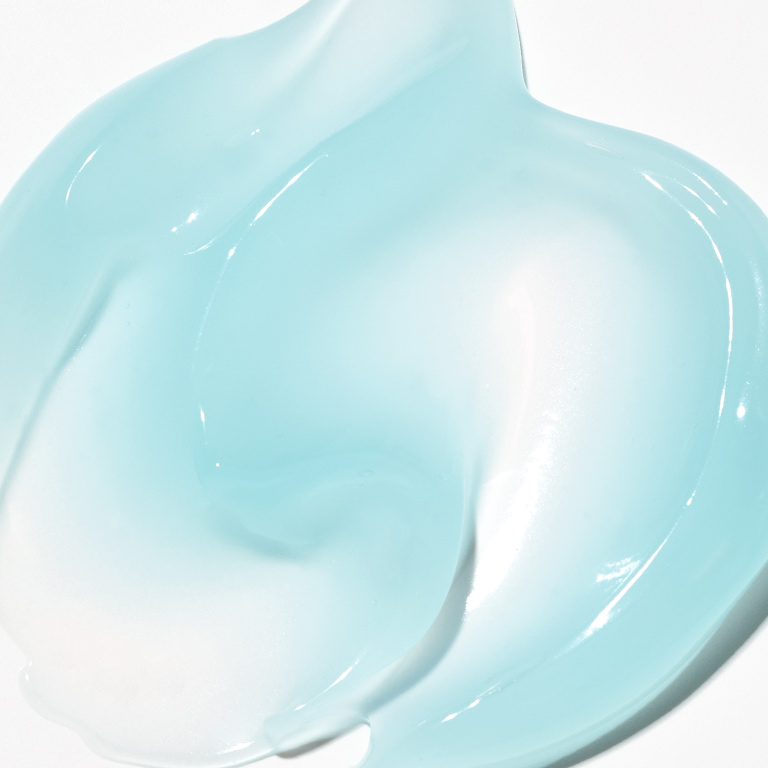 Nahaufnahme der After Sun Replenishing Gel Tube von Mary Kay, aus der hellblaues, k&uuml;hlendes und feuchtigkeitsspendendes Gel herausgedr&uuml;ckt wird
