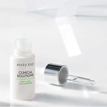 Der Mary Kay Clinical Solutions PHA + AHA Resurfacer Booster steht auf einem wei&szlig;en Untergrund - daneben liegt der aufgeschraubte Deckel mit Pipette