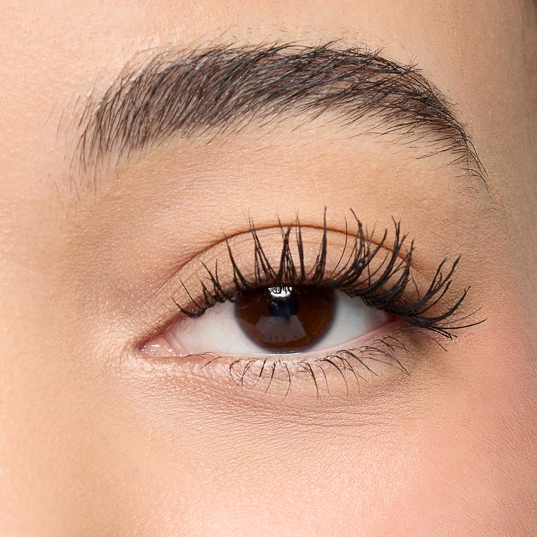 Nahaufnahme von einem Auge mit langen Wimpern, die mit der Mary Kay Great Heights Waterproof Mascara geschminkt sind