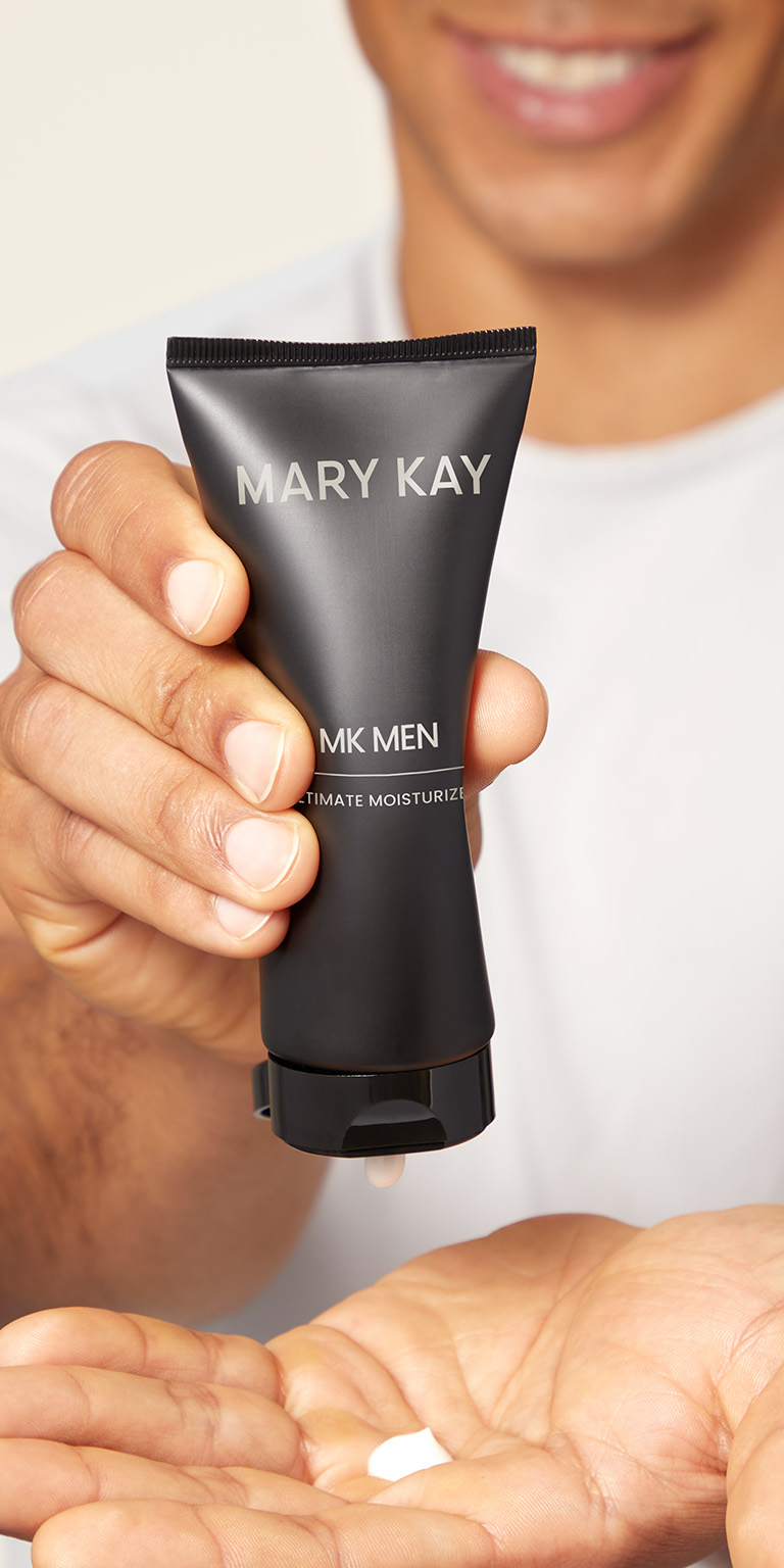 Mann h&auml;lt MK Men Ultimate Moisturizer Tube in die Kamera