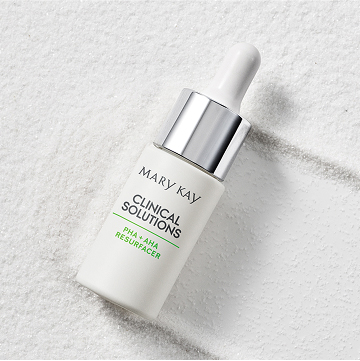 Der Mary Kay Clinical Solutions PHA + AHA Resurfacer Booster liegt auf einem wei&szlig;en, unebenen Untergrund