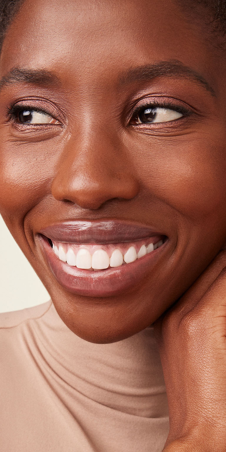 Dunkelh&auml;utiges Model tr&auml;gt Mary Kay Timewise 3D Foundation