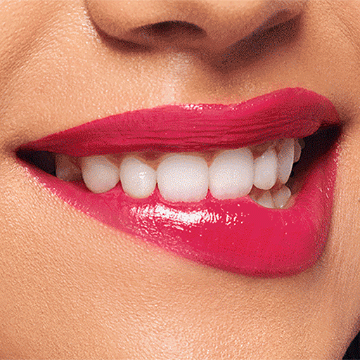 Eine Animation zeigt verschiedene Farben der Mary Kay Supreme Hydrating Lipsticks - eine Farbe ist auf den Lippen einer Frau aufgetragen