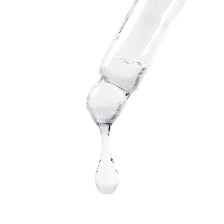 Nahaufnahme einer Pipette, aus der ein Tropfen eines Mary Kay Clinical Solutions Booster heraustropft