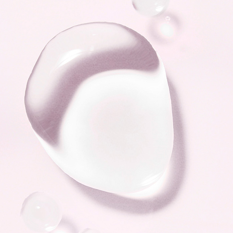 Ein Tropfen des Mary Kay Balancing Toner auf einem rosa Untergrund