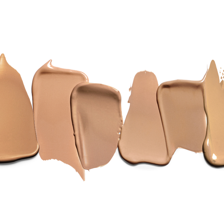 Sechs Kleckse der Mary Kay TimeWise 3D Foundation in unterschiedlichen mittelhellen / mitteldunklen Nuancen