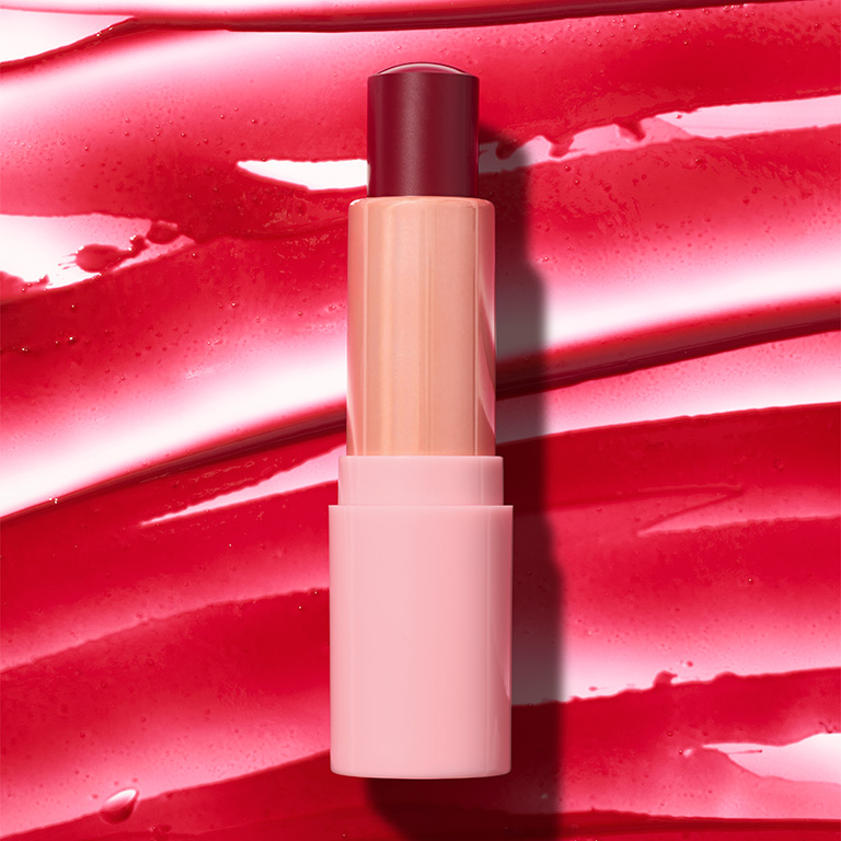 Limitierter Mary Kay Tinted Lip Balm in Radiant Pink vor einem Hintergrund mit Produkt-Swatch