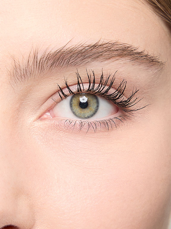 Das Auge einer Frau mit hellem Hauttyp, nachdem sie die Mary Kay Great Hights Wimperntushe aufgetragen hat