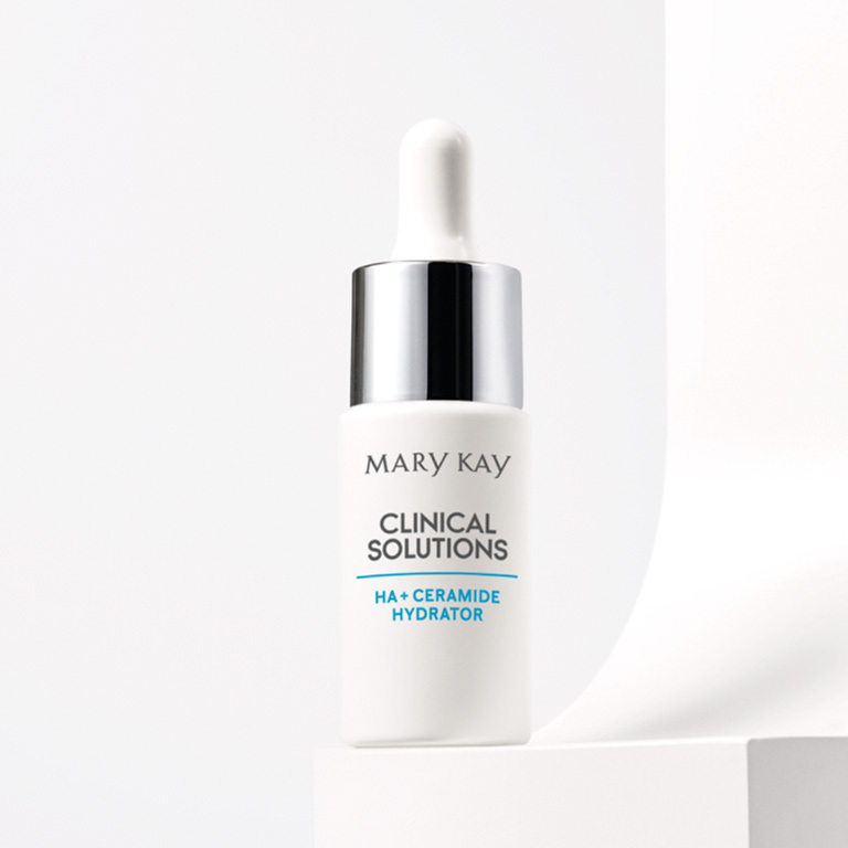 Der Mary Kay Clinical Solutions HA + Ceramide Hydrator Booster steht auf einer wei&szlig;en Fl&auml;che
