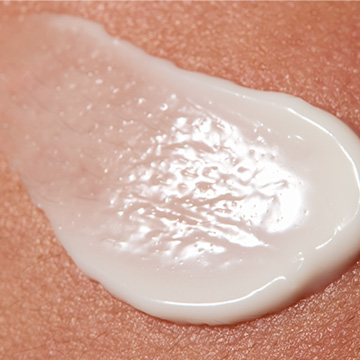 Nahaufnahme: Ein Klecks Mary Kay Clinical Solutions Barrier Restore 1:1:3 auf der Haut aufgetragen