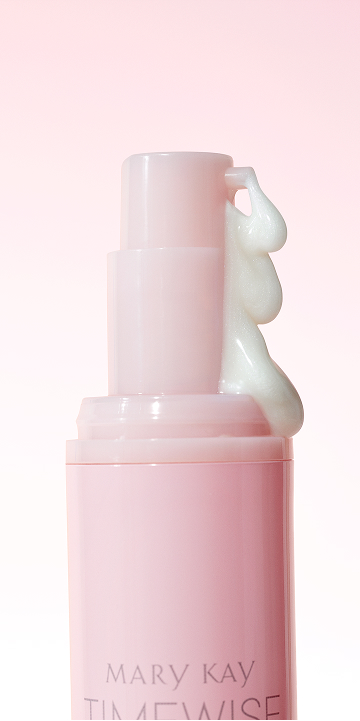 Nahaufnahme der Tube des Mary Kay Replenishing Serum C + E inkl. Pumpkopf, aus dem Serum gepumpt wurde und austritt
