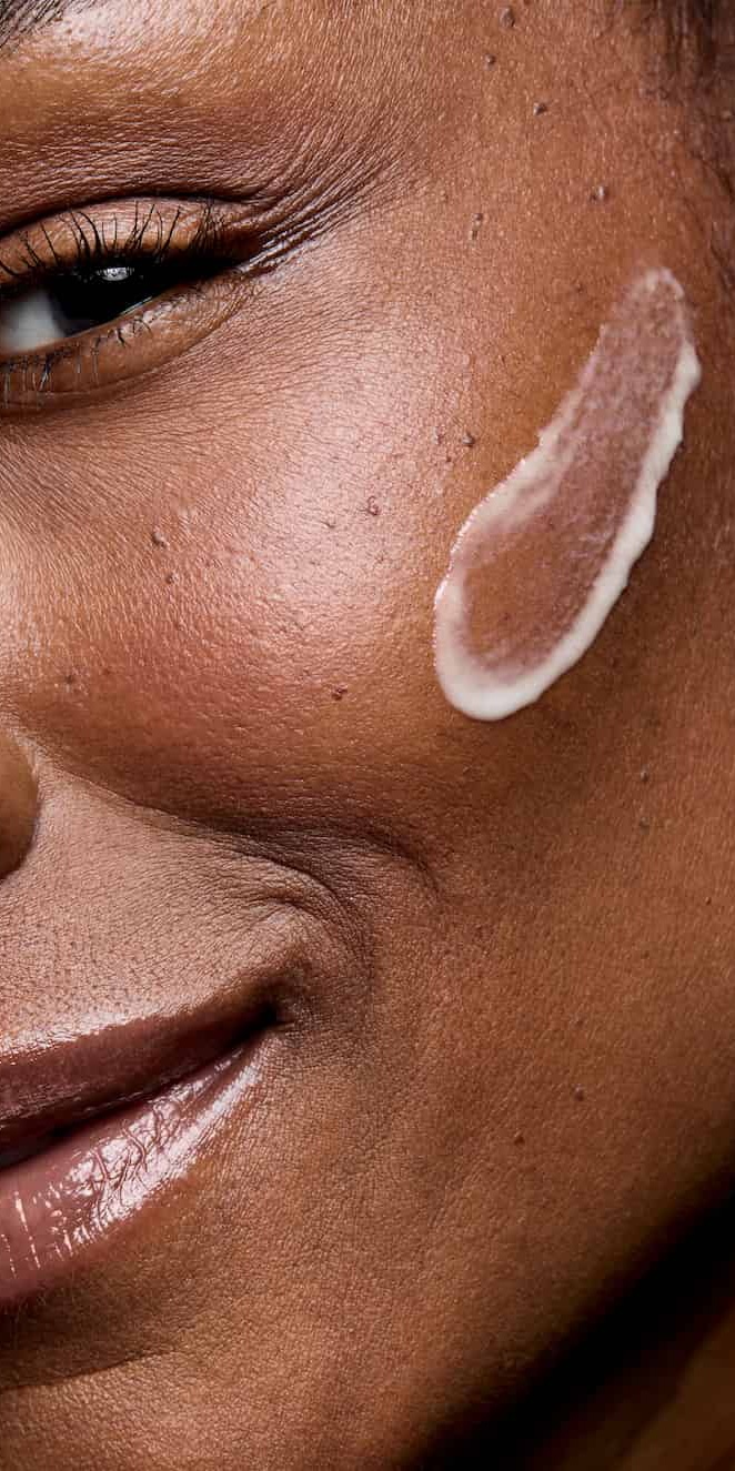 Nahaufnahme vom Gesicht einer Frau. Auf ihrer Wange ist eine kleine Menge vom Mary Kay Clinical Solutions Retinol 0,3 Serum aufgetragen