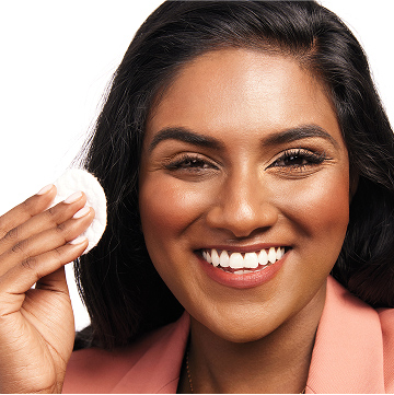 Eine Frau entfernt ihr Augen-Make-up mit einem Wattepad und dem Mary Kay Oil-Free Eye Makeup Remover